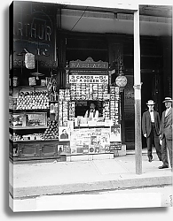 Постер Неизвестен Smallest news & post card stand in New Orleans, La., 103 Royal Street, c.1900-15
