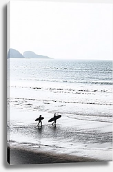 Постер Силуэты двух серферов, идущих к морю