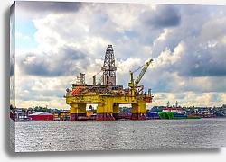 Постер Прибрежная нефтяная платформа в облачный день