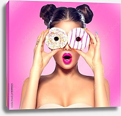 Постер Девушка с пончиками на глазах