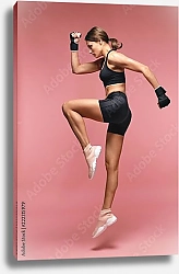 Постер Спортсменка в прыжке на розовом фоне