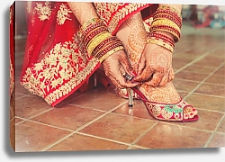 Постер Свадебный менди на ногах и руках одетой в красное невесты