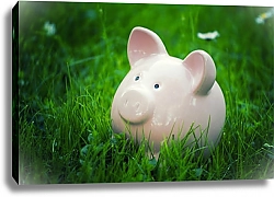 Постер Розовая свинья-копилка в зелёной траве