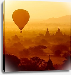 Постер Баган, Мьянма. Воздушный шар над буддийскими храмами на рассвете