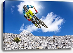 Постер Прыжок на горном велосипеде над склоном горы