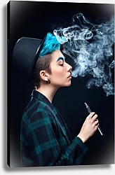 Постер Женщина с голубыми волосами в шляпе с электронной сигаретой