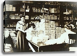 Постер Хайн Льюис (фото) Young women sorting papers in a storeroom, c.1905