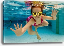 Постер Маленькая девочка под водой в бассейне