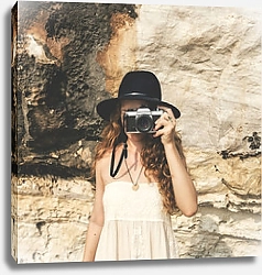Постер Девочка в шляпе с фотоаппаратом
