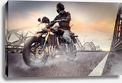 Постер Мотоциклист на городском мосту