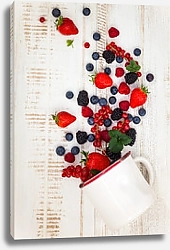 Постер Кружка с рассыпанными ягодами