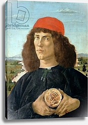 Постер Боттичелли Сандро (Sandro Botticelli) Portrait of a young man holding a medallion of Cosimo I de' Medici