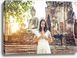 Постер Тайская женщина молится в храме Аюттхая