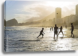 Постер Пляжный волейбол на пляже Копакабана на закате в Рио-де-Жанейро, Бразилия