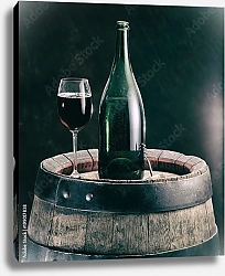 Постер Стакан красного вина и бутылка вина на дубовом бочонке 