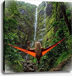 Постер Девушка в гамаке у тропического водопада