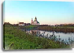 Постер Россия, Суздаль. Вид с речкой Каменка и церковью