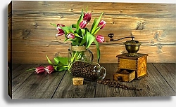 Постер Банка кофейных зерен, кофемолка и букет тюльпанов