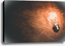 Постер Лампочка на деревянном столе