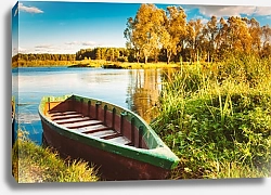 Постер  Старая деревянная рыбацкая лодка на осеннем берегу