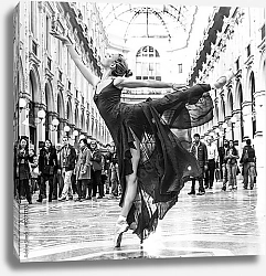Постер Балерина на улице в Милане