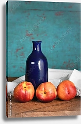 Постер Натюрморт с персиками и синей вазой