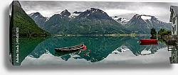 Постер Лодки в отражении гор. Норвегия