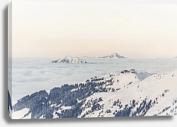 Постер Вершина горнолыжного курорта в облаках