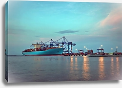 Постер Морской контейнерный терминал в сумерках