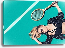Постер Теннисистка, лежащая на корте