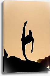 Постер Силуэт гимнастки, стоящей на одной ноге на закате