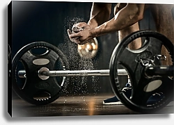 Постер Молодой спортсмен готовится к тренировке по поднятию тяжестей