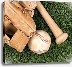 Постер Старая бейсбольная перчатка с мячом и битой на траве