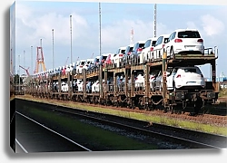 Постер Грузовой поезд, перевозящий автомобили