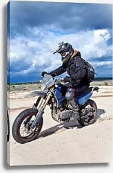 Постер Мотоциклист на фоне синего неба