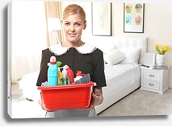 Постер Домработница со средствами для уборки на фоне спальни