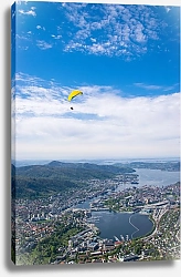 Постер Желтый параплан над городом