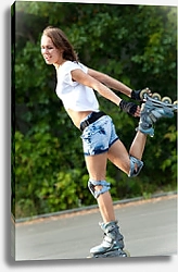 Постер Девушка на роликах в парке