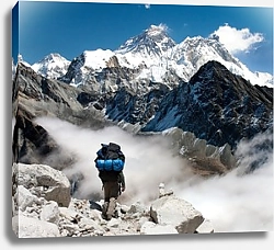 Постер Турист в горах Непала
