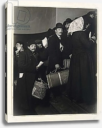 Постер Хайн Льюис (фото) Climbing into the Promised Land, Ellis Island, 1908