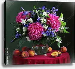 Постер Букет садовых цветов с персиками на столе