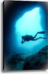 Постер Дайвер в подводной пещере