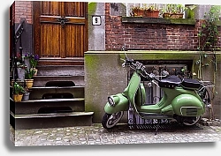 Постер Зеленый скутер у старого крыльца