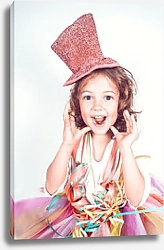 Постер Радостная маленькая девочка с розовой шляпке