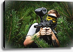Постер Пейнтболист прячется в лесу
