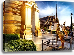 Постер Турист в храме Изумрудного Будды