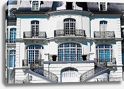 Постер Фасад особняка с ажурными балконами
