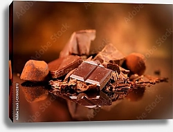Постер Ассорти шоколадных конфет и плиток на темном фоне
