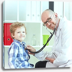 Постер Доктор прослушивает лёгкие ребёнка