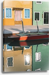 Постер Старая лодка в венецианском канале у разноцветных домов